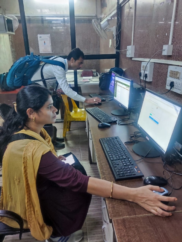 रेलवे में टिकट जांच कर्मचारियों के लिए बायोमेट्रिक साइन-ऑन एवं ऑफ प्रणाली  का इस्तेमाल करते कर्मचारी