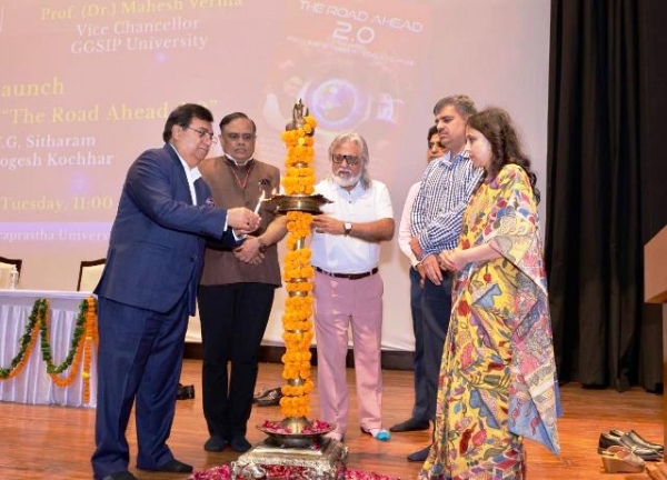 इंद्रप्रस्थ विश्वविद्यालय के कुलपति महेश वर्मा और एआईसीटीई के अध्यक्ष प्रो. टी.जी. सीताराम  व अन्य