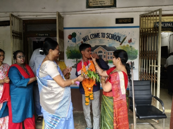 नत्थूजी जगताप स्कूल में पैरा एथलेटिक्स खिलाड़ी शिवराम साहू का मुंह मीठा कराती हुई प्राचार्य डा अन्नपूर्णा सिन्हा।