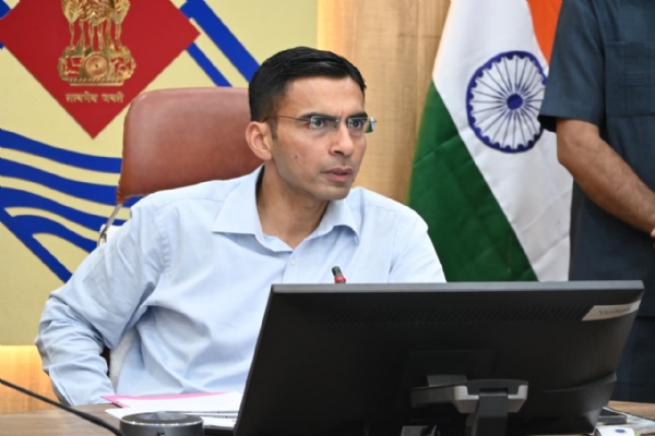 देहरादून जिलाधिकारी सविन बंसल बारिश मौसम की जानकारी लेते।