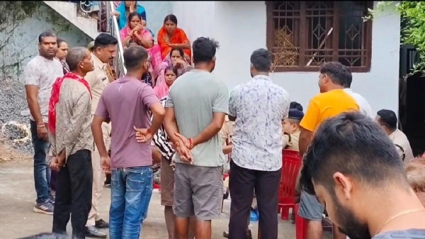 घटना स्थल पर लोगों की भीड़ व जांच करती पुलिस टीम।
