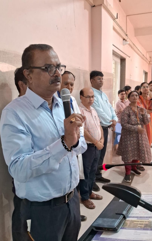 नगर निगम और स्वास्थ्य विभाग की टीमों ने पूरे परिसर के छोटे जलस्रोतों में किया एंटी लार्वल का छिड़काव