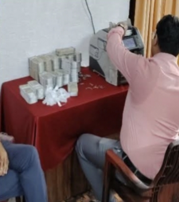 नोट गिनते कर्मचारी