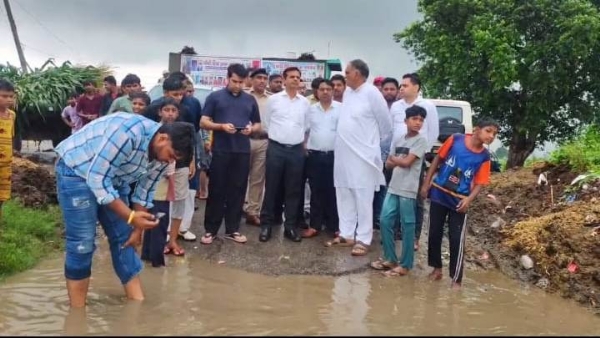 पानीपत में यमुना नदी के तटबंधों का जायजा लेतेसिंचाई विभाग के कार्यकारी अभियंता सुरेश सैनी और उनकी टीम ।