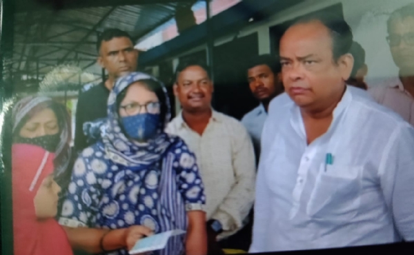 पीड़ित परिवार के साथ मंत्री इरफान अंसारी