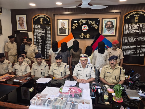 एसएसपी जानकारी देते हुए