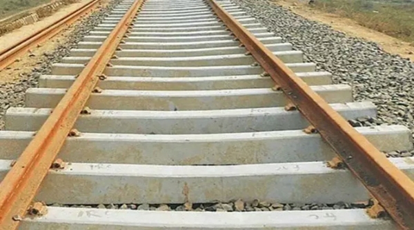 ग्राम मुल्ला में रेलवे ट्रेक पर युवक का शव मिला