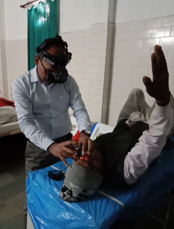 नेत्र रोग विशेषज्ञ डॉ. जनक सारिवान मरीज की जांच करते हुए 2