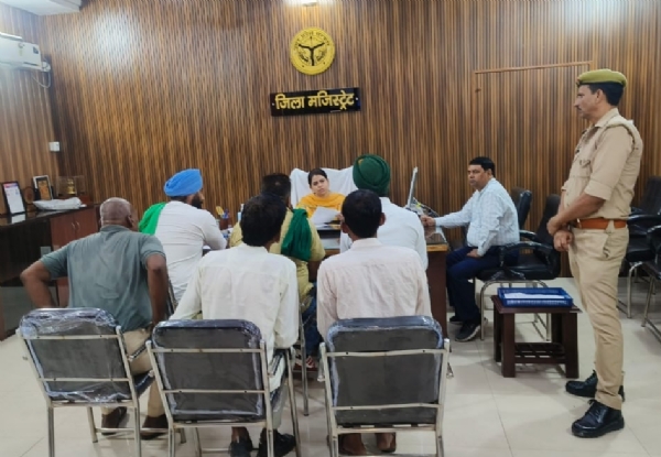 डीएम से वार्ता करते हुए भाकियू प्रतिनिधिमंडल
