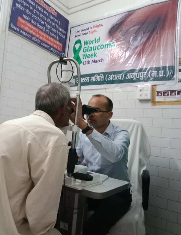 नेत्र रोग विशेषज्ञ डॉ. जनक सारिवान मरीज की जांच करते हुए 1