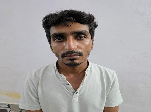 पकड़ा गया 50 हजार का इनामी की फोटो