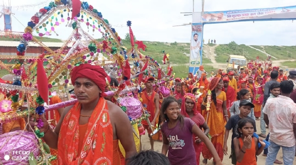 देवापुर से जलबोझी कर अरेराज के निकलते श्रद्धालु