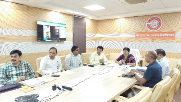 कार्य परिषद की बैठक को संबोधित करते हुए कुलपति डॉ वंदना सिंह