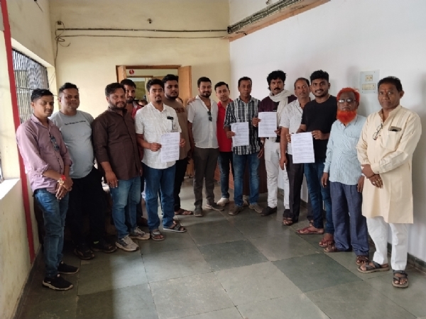 नगर निगम कार्यालय में बस स्टैंड में व्याप्त समस्याओं को दूर करने की मांग करते हुए व्यापारी।