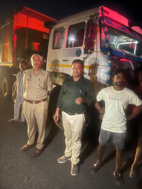 कार्यवाही करते अधिकारी