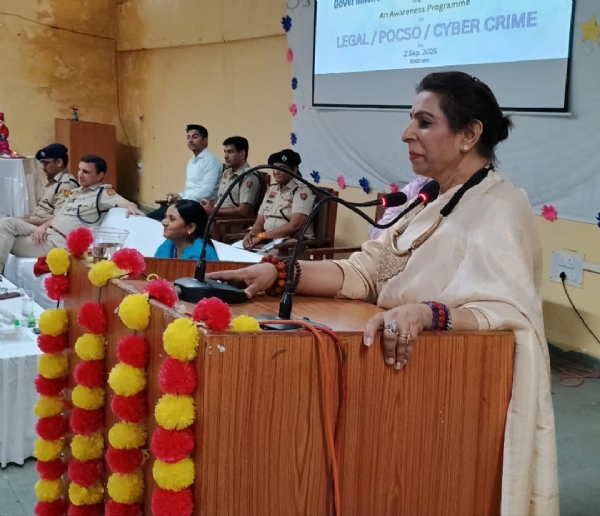 राजकीय महिला महाविद्यालय बहादुरगढ़ मैं छात्राओं को संबोधित करती राज्य महिला आयोग की अध्यक्ष रेणु भाटिया।