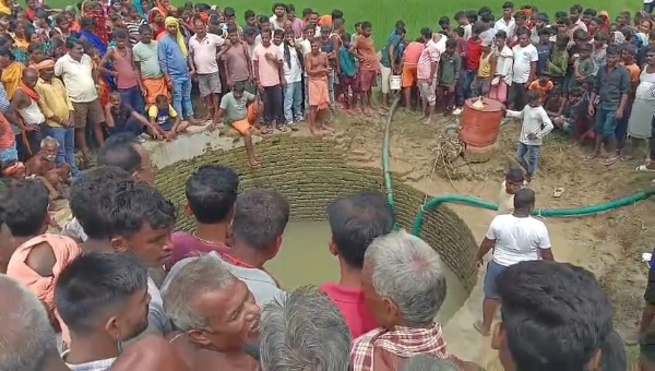 घटनास्थल पर लोग