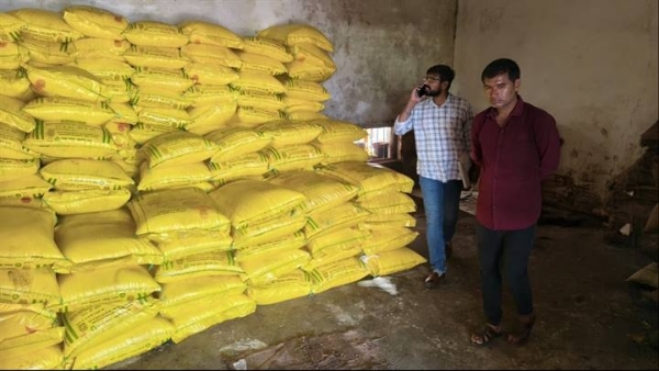 ग्वालियरः आरोन सोसायटी डबरा में किसानों को खाद का वितरण