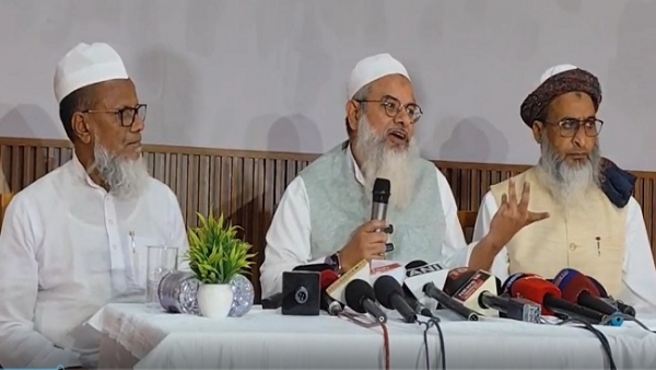 जमीअत उलमा-ए-हिंद के अध्यक्ष मौलाना महमूद असद मदनी ने असम की राजधानी गुवाहाटी के होटल आरकेडी में एक प्रेस वार्ता को संबोधित करते हुए