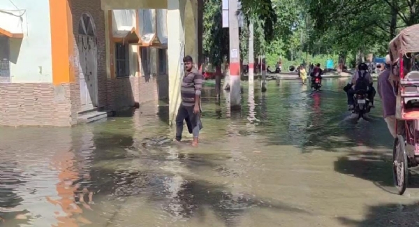 विश्वविद्यालय क्षेत्र में पानी