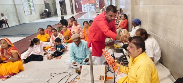 मंदिर परिसर में जुटे श्रद्धालुगण