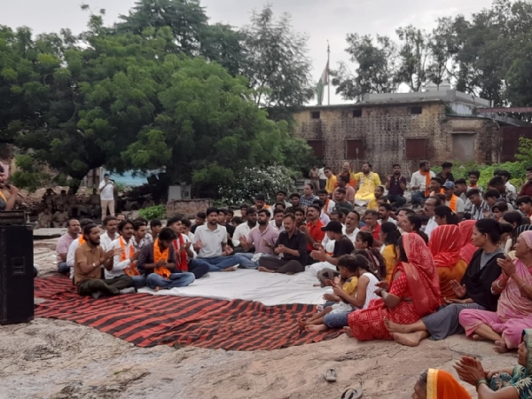 हनुमान चालीसा का पाठ करते विहिप व अन्य हिन्दू संगठन