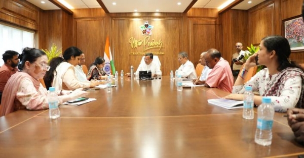 अधिकारियों के साथ चर्चा करते पर्यटन मंत्री जयवीर सिंह