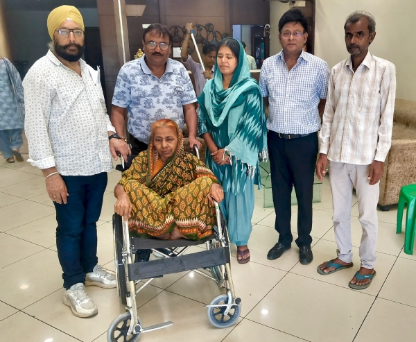 पीड़ित के साथ संस्थान के लोग