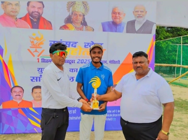 मैन ऑफ द मैच का पुरस्कार लेते खिलाड़ी बादल
