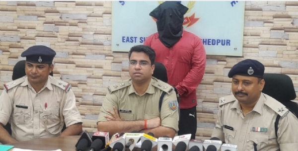 गिरफ्तार आरोपी की जानकारी देते सिटी एसपी कुमार शिवाशीष