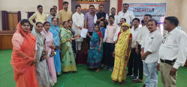 भवन अनुज्ञा वितरण के दौरान समूह में खड़े हुए हितग्राही व जनप्रतिनिधि।