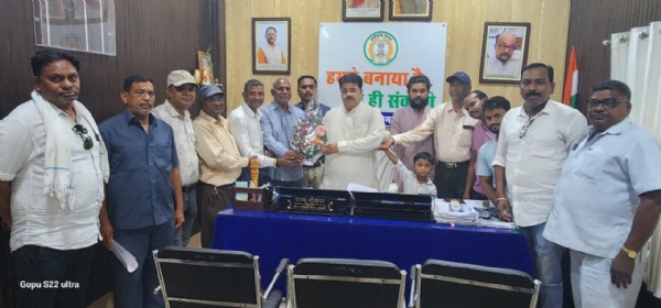 महापौर रामू रोहरा से सौजन्य भेंट करते हुए धीवर समाज के लोग।