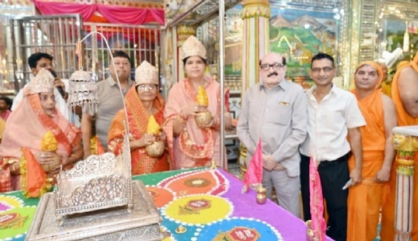 श्री पारसनाथ दिगंबर जैन मंदिर लोहागढ़ में दस लक्षण धर्म महापर्व के पांचवें दिन पूजा अर्चना करते श्रद्धालु।