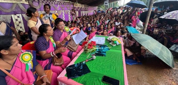 मूसलाधार बारिश के  बावजूद आंगनबाड़ी सहायिका-सेविआकों ने दिया धरना