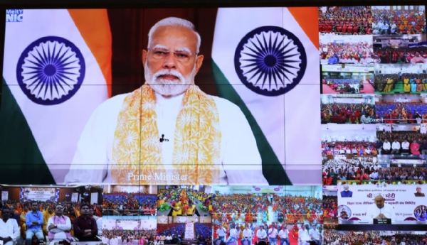 प्रधानमंत्री बिहार की जीविका दीदियों को सम्बोधित करते हुए, साथ में सीएम, डिप्टी सीएम और बिहार के मंत्रीगण