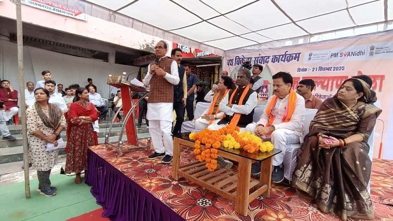 केन्द्रीय मंत्री चौहान ने रायसेन में पथ विक्रेताओं से किया संवाद