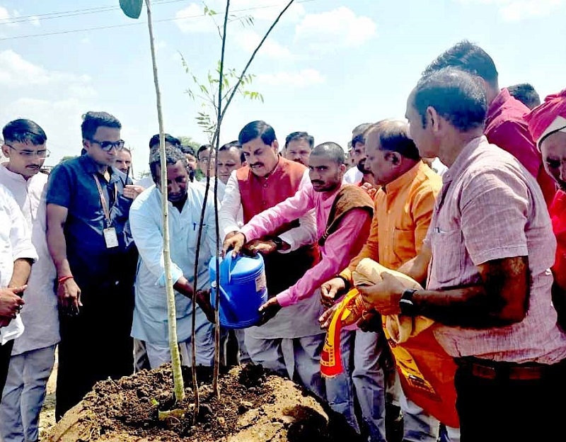 मुख्यमंत्री डॉ. यादव ने जनक सिंह सिसोदिया की बाकंदा आगरा स्थित समाधि परिसर में पौध रोपण भी किया।