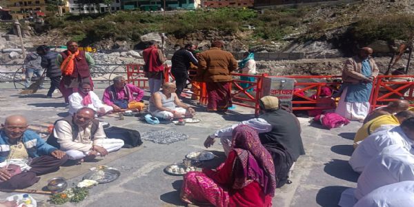बद्रीनाथ में पितरों को तर्पण करते श्रद्धालु।