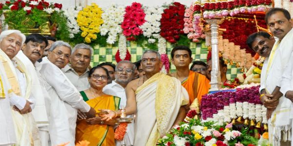 मैसूर दशहरा उत्सव का उद्घाटन करतीं बानू मुश्ताक और साथ में मुख्यमंत्री सिद्धारमैया और अन्य।