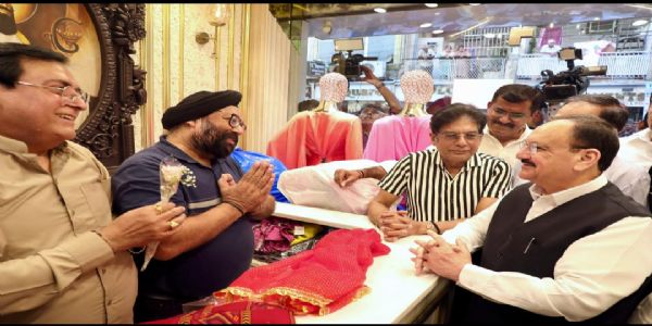 लाजपत नगर स्थित अमर कॉलोनी में व्यापारियों के साथ बातचीत करते भाजपा अध्यक्ष जे पी नड्डा