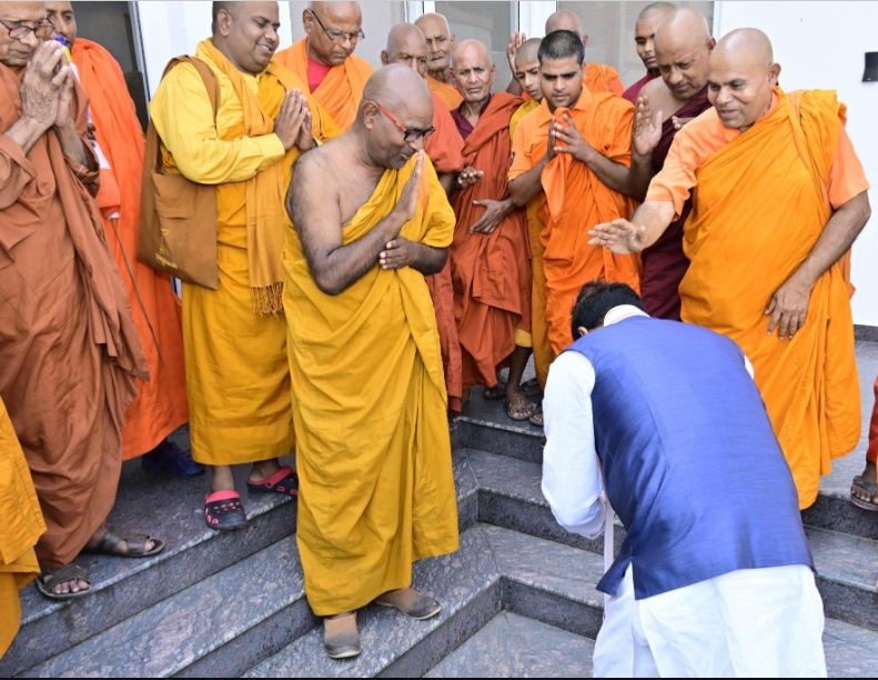 भंते प्रतिनिधियों का अभिवादन करते केशव प्रसाद मौर्य