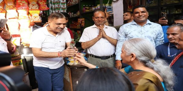 वित्त मंत्री सीतारमण पहुंचीं स्‍टेशनरी की दुकान, लिया जीएसटी के 