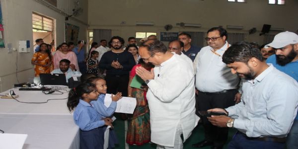 दिल्ली के शिक्षा मंत्री ने सरकारी स्कूल में बच्चों का आधार कार्ड बनाने के कैंप का किया शुभांरभ