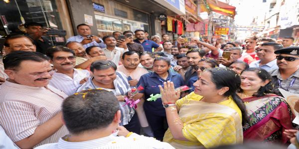 त्रिनगर के तोताराम बाजार में ‘जीएसटी बचत उत्सव’ में शामिल हुईं मुख्यमंत्री, ‘हर घर स्वदेशी, घर-घर स्वदेशी’ का दिया संदेश