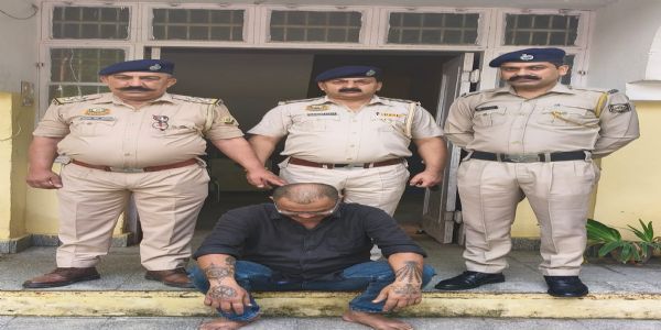 कांगड़ा में हाइब्रिड चरस और भांग की खेती करने वाला गिरफ्तार, विदेशी मुद्रा भी बरामद