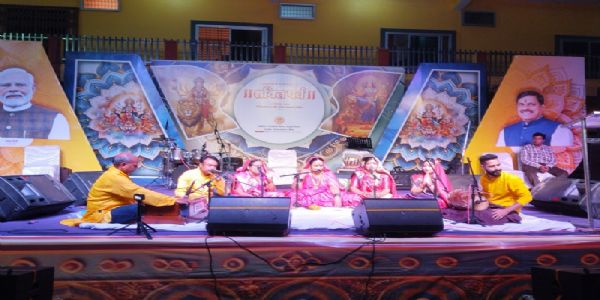 माँ विजयासन माता मंदिर प्रांगण में लोकगायन, भक्ति गीत और नृत्य नाटिका की हुईं प्रस्तुतियाँ