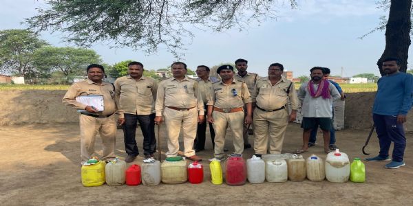 धमतरी के हिंछापुर में हो रही महुआ शराब की अवैध बिक्री, लोग पूछ रहे कब होगी कार्रवाई