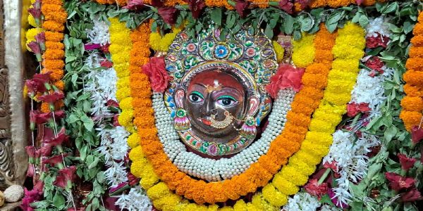 शारदीय नवरात्र में काशीपुराधिपति की नगरी आदि शक्ति के भक्ति में लीन,चहुंओर देवी का जयकारा