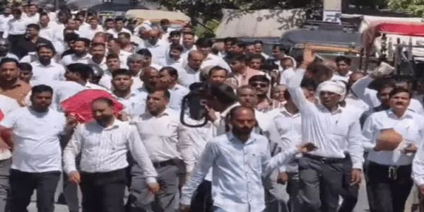 नारनौल में वकीलों ने वर्क सस्पेंड रख पुलिस प्रशासन की निकाली शव यात्रा
