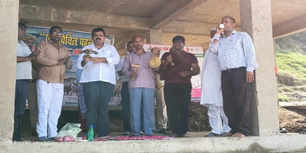 यमुना की आरती कर तट पर चला स्वच्छता अभियान, अंत्येष्टि स्थलों की हुई साफ-सफाई